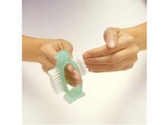 爪の中まで洗える手洗いブラシで素早く手がキレイに。自立して乾燥しやすいから、清潔に使えるね