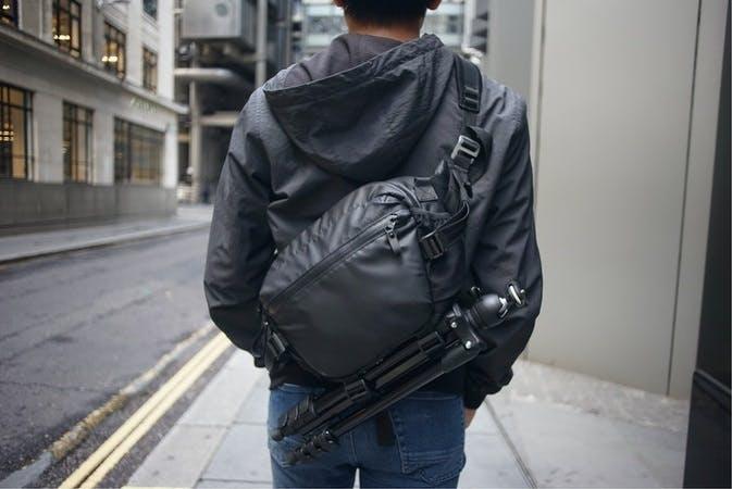 雨風に負けないタフな仕様！ 多機能＆軽量な「Pro Camera Sling Bag