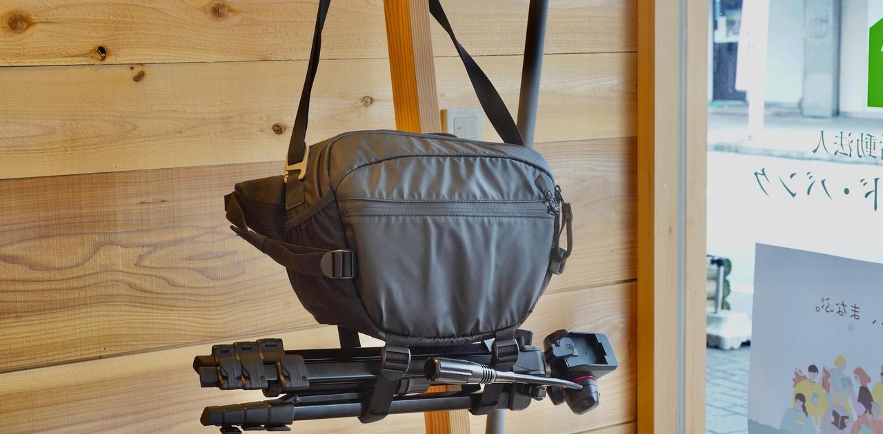 仕切りでレンズを快適収納！ カメラ専用バッグ「Pro Camera Sling