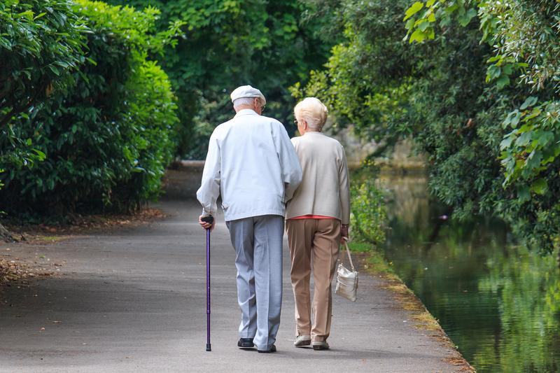 道を歩く老夫婦