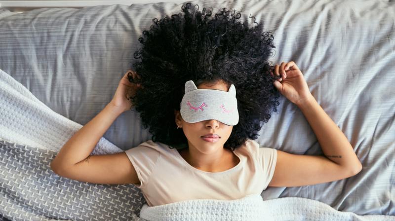 アイマスクをして眠る女性