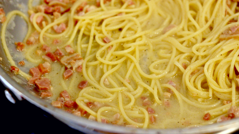 フライパンに入れたパスタ