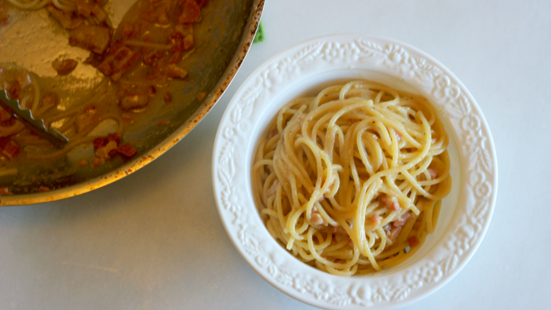 パスタを盛り付ける様子