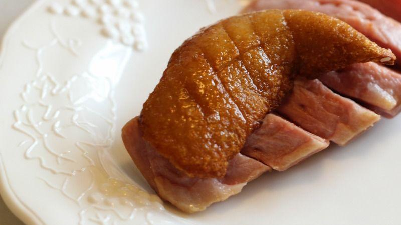 カリカリに焼かれた皮がおいしそうな肉
