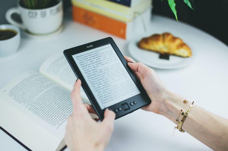 Using-a-kindle-and-a-physical-book