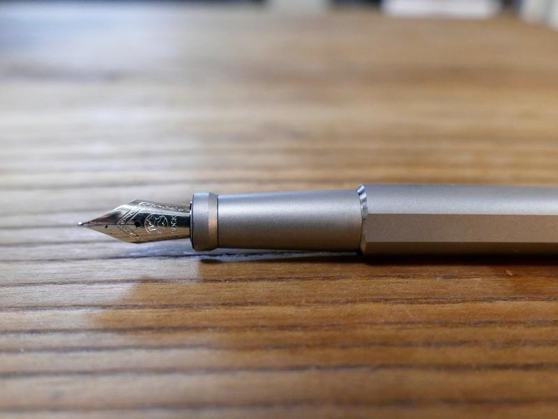 キャップが磁石でカチッと閉まる!?チタン製万年筆を使ってみた
