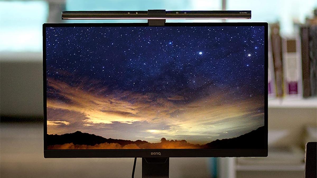 モニターライト 目に優しい 目の負担を考えた モニター設置型のデスクライト ライフハッカー・ジャパン