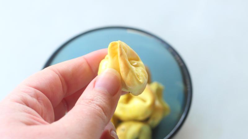 トルテリーニを指でつまむ