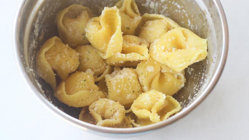 トルテリーニを調味料とチーズなどで和えたもの