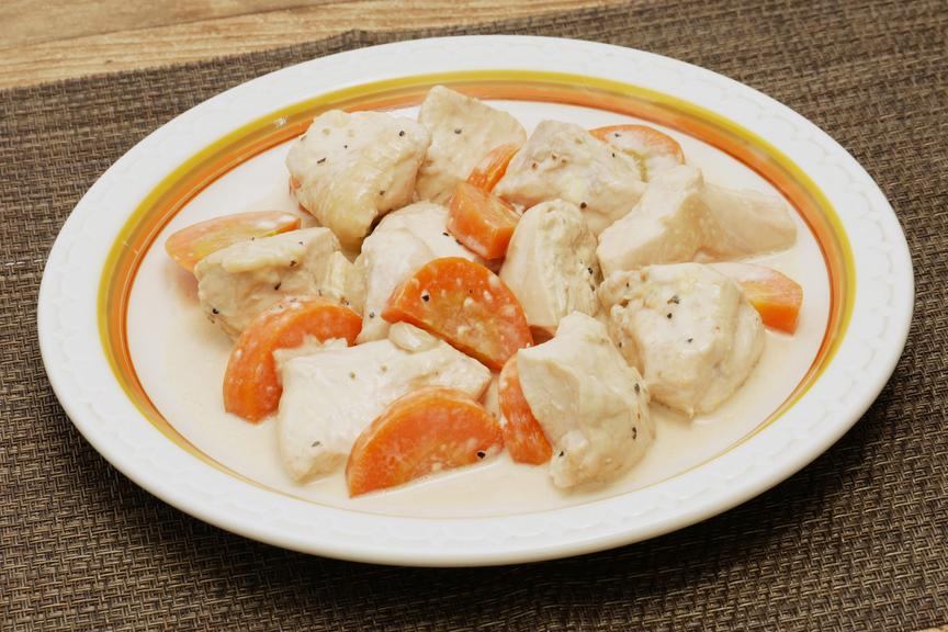 レンチンして和えるだけ。「鶏むね肉のオイスターマヨ」の簡単レシピ