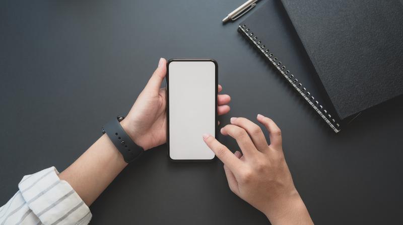 スマホを見る手元