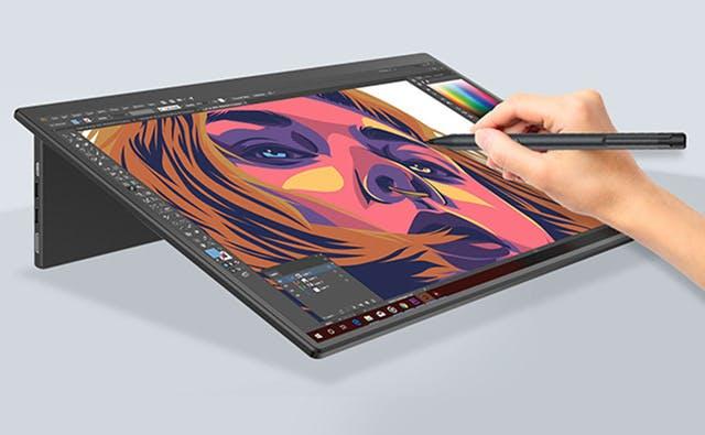 3枚重ねの100円玉より薄い！ 4K＆タッチパネル対応の超軽量モバイル