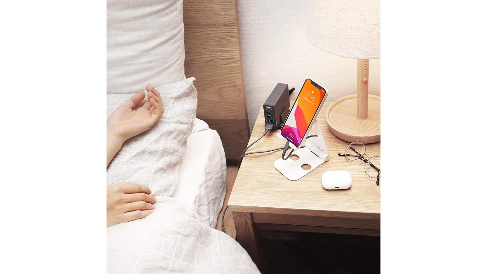 複数デバイスをスマート充電。縦置き仕様でかさばらないUCB