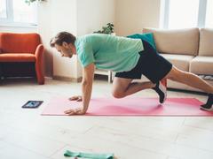 下腹部を引き締める。タオルを使った「腹筋トレーニング」 | ライフハッカー・ジャパン