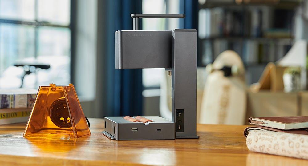 レーザーペッカー ワン Laserpecker One 軽量 レーザー彫刻機 お気に入りのガジェットにオリジナリティを。クラファン支援総額6億円
