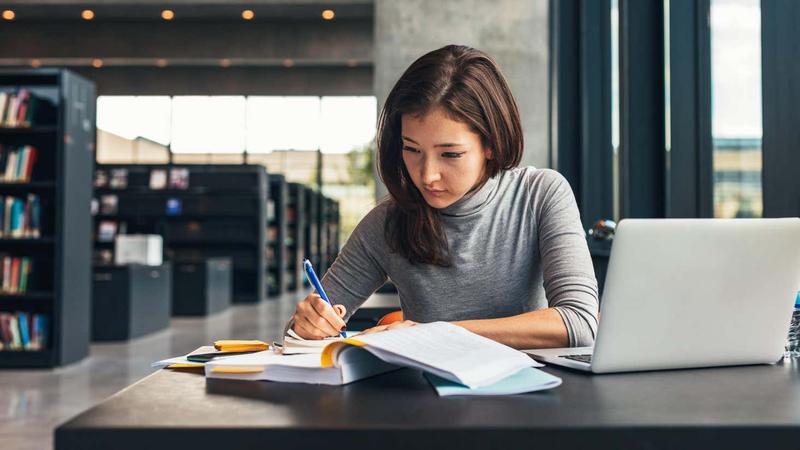 図書館で勉強する女性