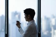 仕事を抱えこむ前に同僚に任せる方法