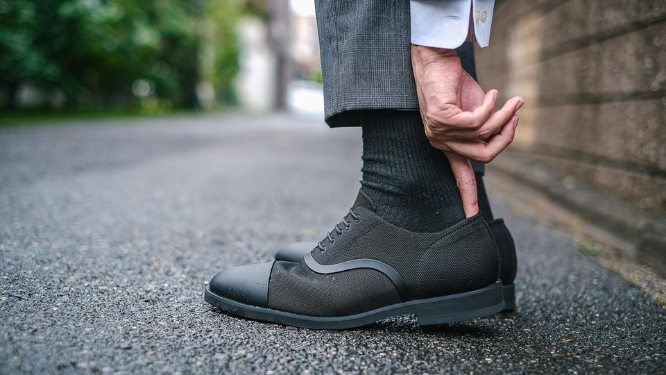 雨の日の強い味方 ニット素材のビジネスシューズを履いてみた ライフハッカー 日本版