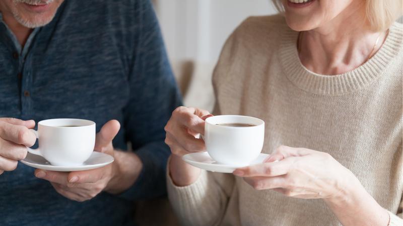コーヒーを楽しむ男女