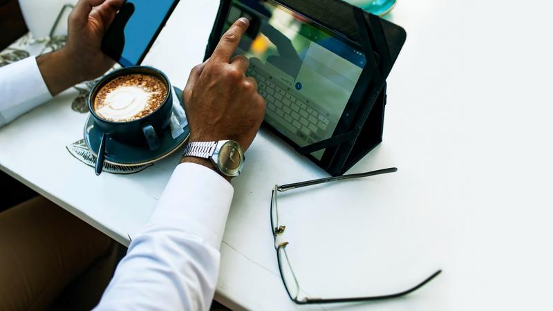 タブレットを使う男性の手元