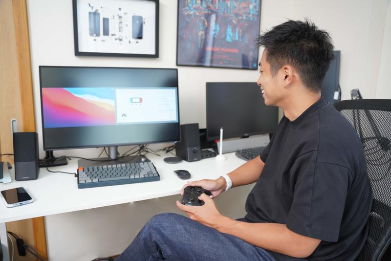 PD2725Uでゲームを操作するイマムラさん