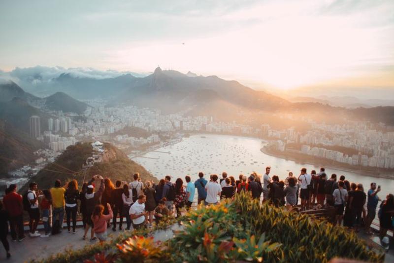 Tourists-in-One-Spot
