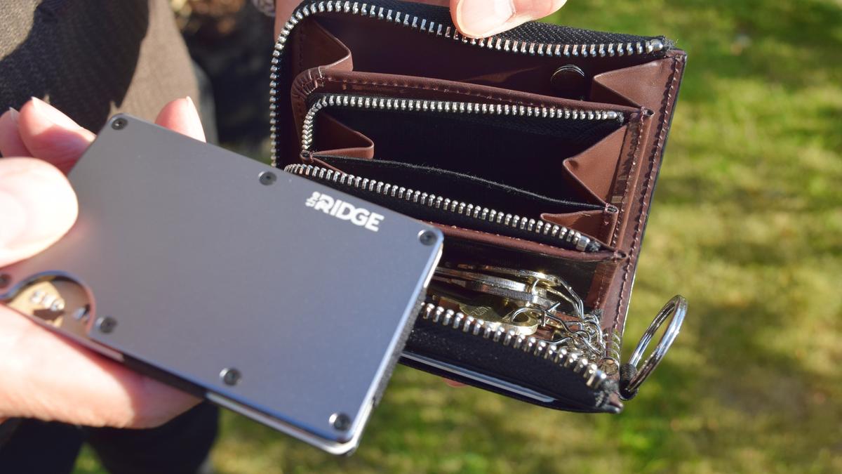 小さくて高機能なthe RIDGE「マネーバンド」小銭入れとの併用がベスト 