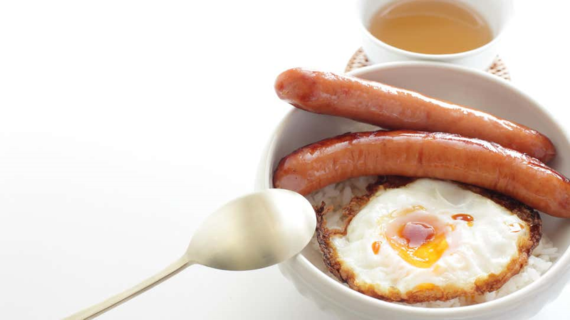 具材と目玉焼きをトッピングしたごはん