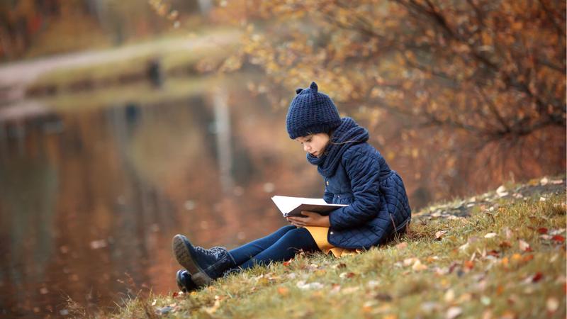 外で本を読む人