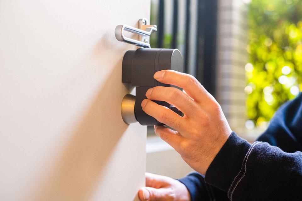内鍵にbitlock MINIを設置する様子