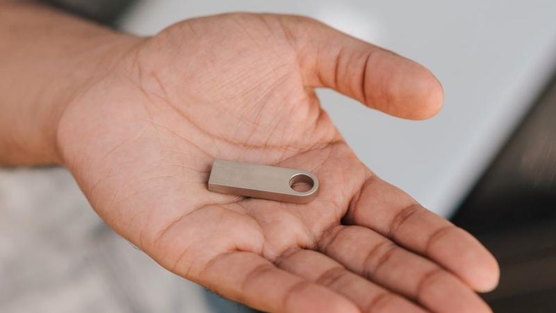usb-drive-in-hand