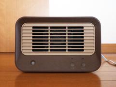 足元の冷え対策に。人感センサー付でおしゃれな小型セラミックヒーター【今日のライフハックツール】
 | ライフハッカー・ジャパン
