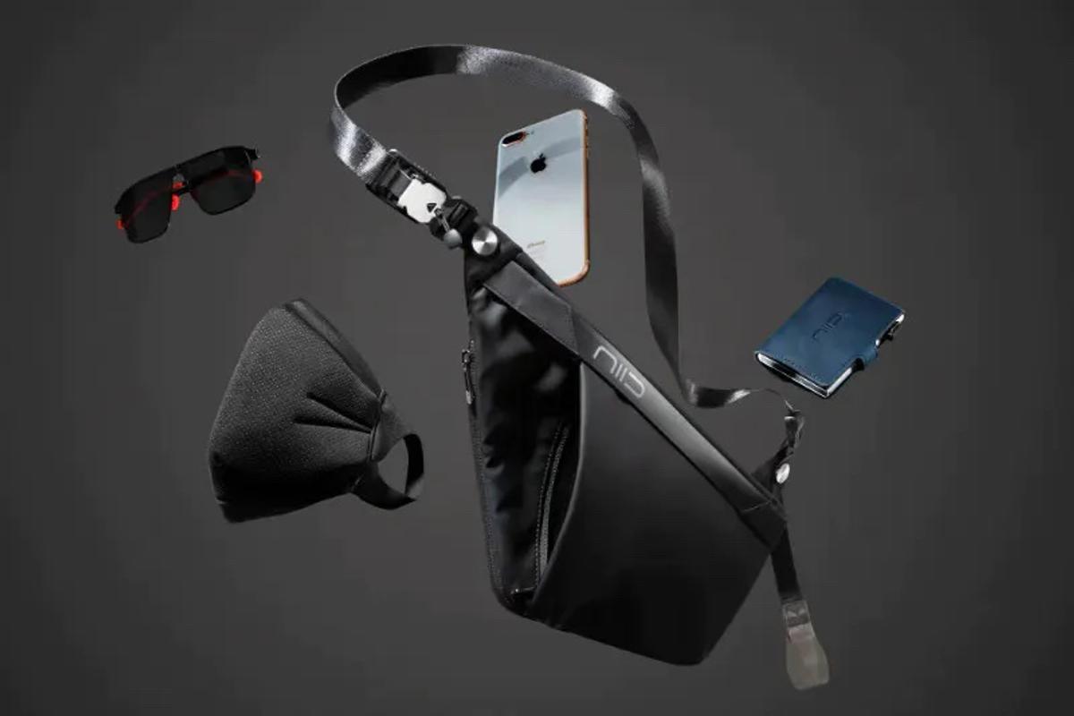 極薄でも機能満載！ 使い勝手も良さげなスリムスリングバッグ「niid