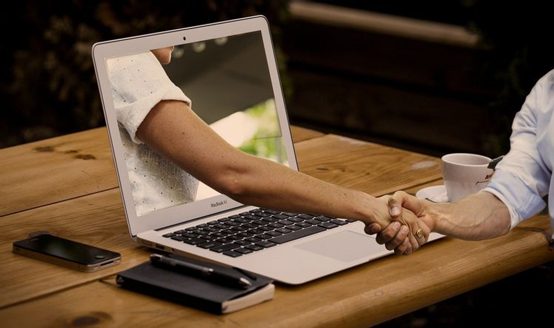 コンピュータと協力するイメージ