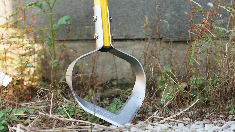 腰を曲げなくてOK！ 雑草をラクに除草するガーデニングツール | ライフ