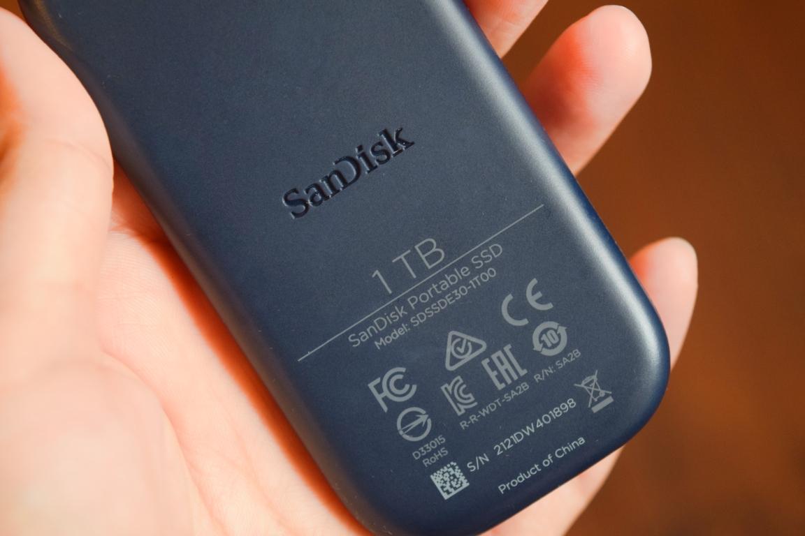 1万円弱で買えるSanDisk 1TBポータブルSSDが「小さい・速い・タフ」と