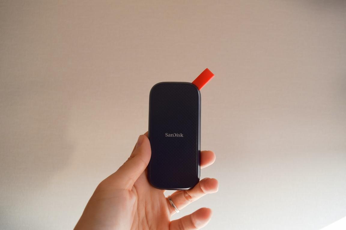 1万円弱で買えるSanDisk 1TBポータブルSSDが「小さい・速い・タフ」と