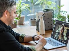 Zoom会議でもっと「自信がある」ように見せる方法 | ライフハッカー・ジャパン