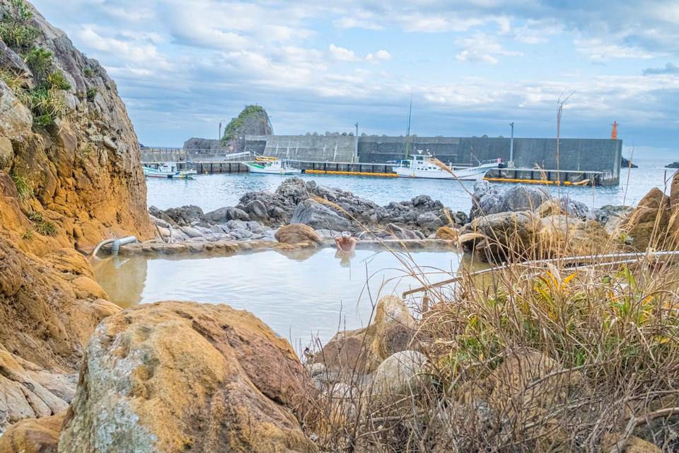 日中も温泉を楽しむ島民の方の姿が。