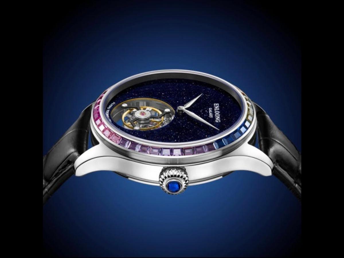 宇宙デザインの文字盤に目が釘付け！ トゥールビヨン腕時計が再登場