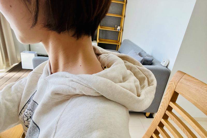 左肩に貼付中。写真撮影のためにフードを少し後ろにずらしていますが、普段の着用位置だとお灸はまるっと隠れます。