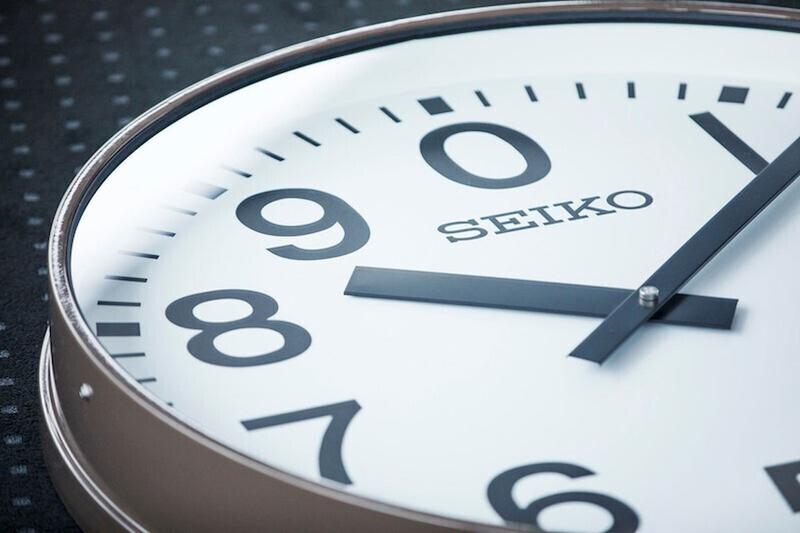 遠山正道氏の作品「Spinout Hours ~ 弾き出された2時間と、そのいくつか」三愛ドリームセンター9階の展望ラウンジにオープンしたRICOH ART GALLERY LOUNGEを舞台に、和光時計塔や銀座三越など周囲の歴史的景観をとりこんだ、「時」をテーマにしたインスタレーションを制作した。(写真提供:スマイルズ)