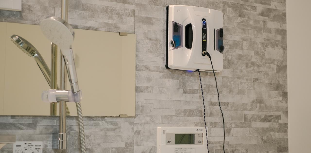 お風呂の壁もお任せあれ。 台湾発の窓掃除ロボ「HOBOT-2S」を お風呂の壁もお任せあれ。 台湾発の窓掃除ロボ「HOBOT-2S」を
