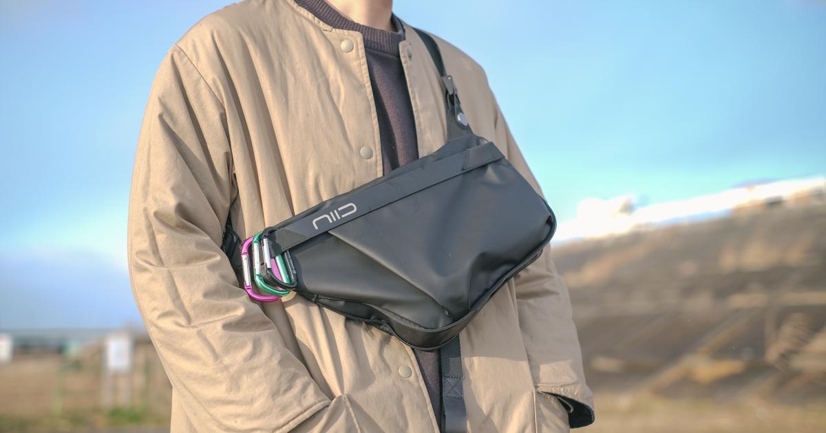 薄くても水筒だって入る。 スリムで多機能を実現したスリングバッグ