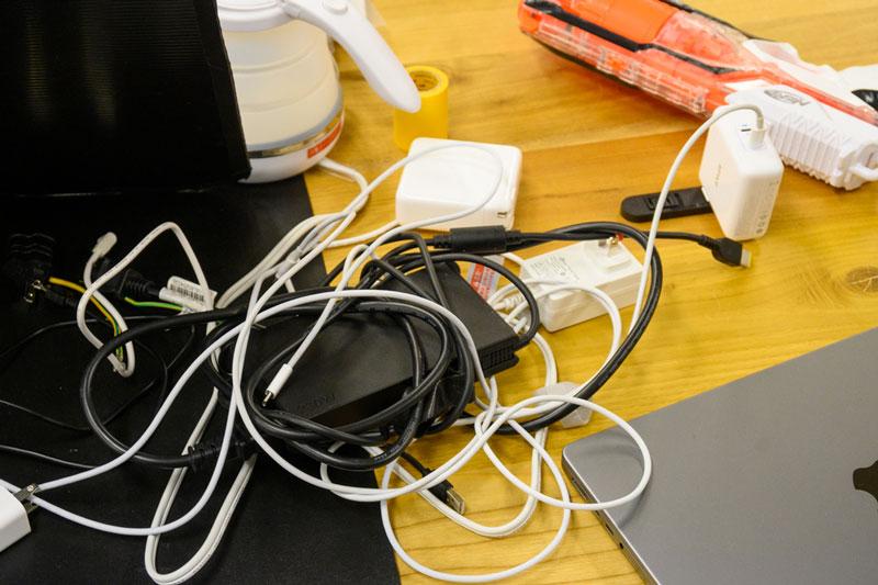 ギズモード編集部のデスクはケーブルだらけ。