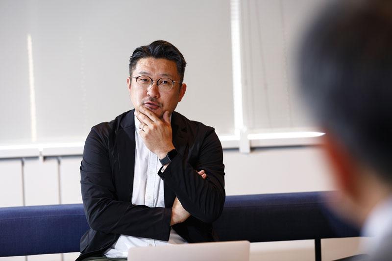 齋藤精一(さいとう・せいいち)。パノラマティクス主宰。1975年生まれ、東京理科大学理工学部建築学科卒。建築デザインをコロンビア大学建築学科(MSAAD)で学び、2000年からニューヨークで活動を開始。Omnicom Group傘下のArnell Groupにてクリエイティブとして活動し、フリーランスのクリエイターとして活躍後、2006年ライゾマティクス(現:アブストラクトエンジン)設立。社内アーキテクチャー部門『パノラマティクス』を率い、現在では行政や企業などの企画や実装アドバイザーも数多く行う。2020年ドバイ万博 日本館クリエイティブ・アドバイザー。2025年大阪・関西万博People’s Living Labクリエイター。