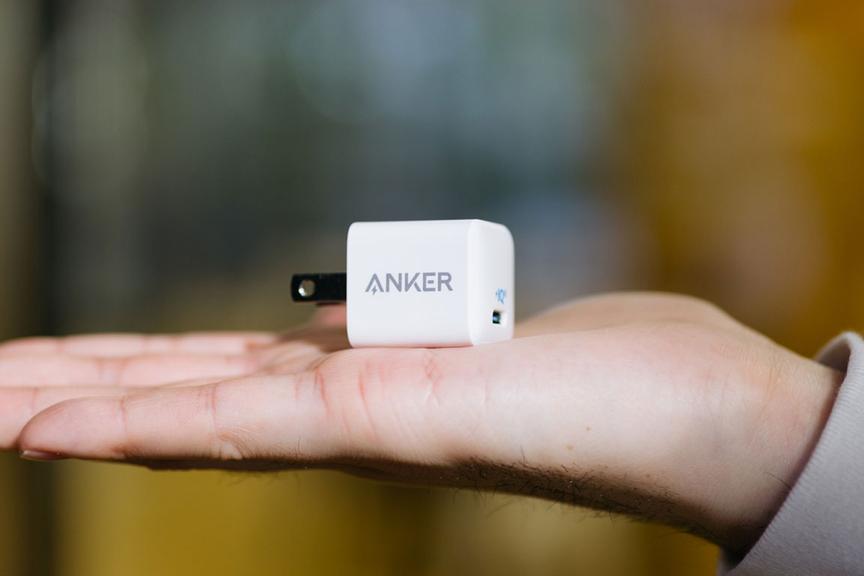 Ankerの充電アダプターはiPhoneのアレと同じサイズ。でもパワー4倍!