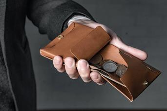 無理せずミニマル。使い勝手を諦めずに最小に挑む二つ折り財布「usuha-mini」