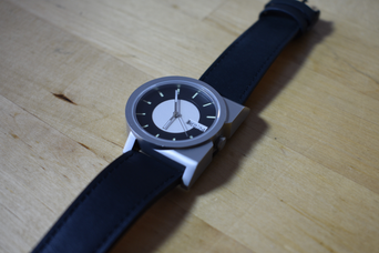 ユーザーにやさしいデザインの機械式腕時計「A-1 Automatic」は工夫が満載！