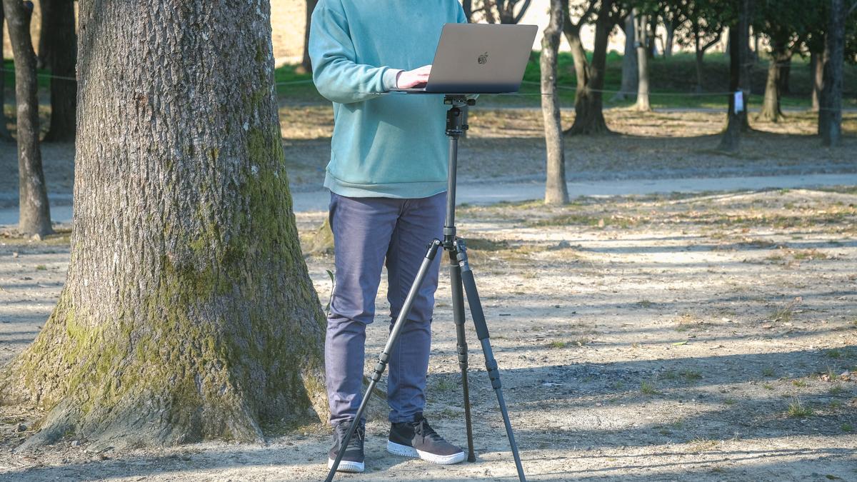 三脚がテーブルになる キャンプにも便利な軽くて頑丈なカーボン製テーブルを使ってみた ライフハッカー ジャパン